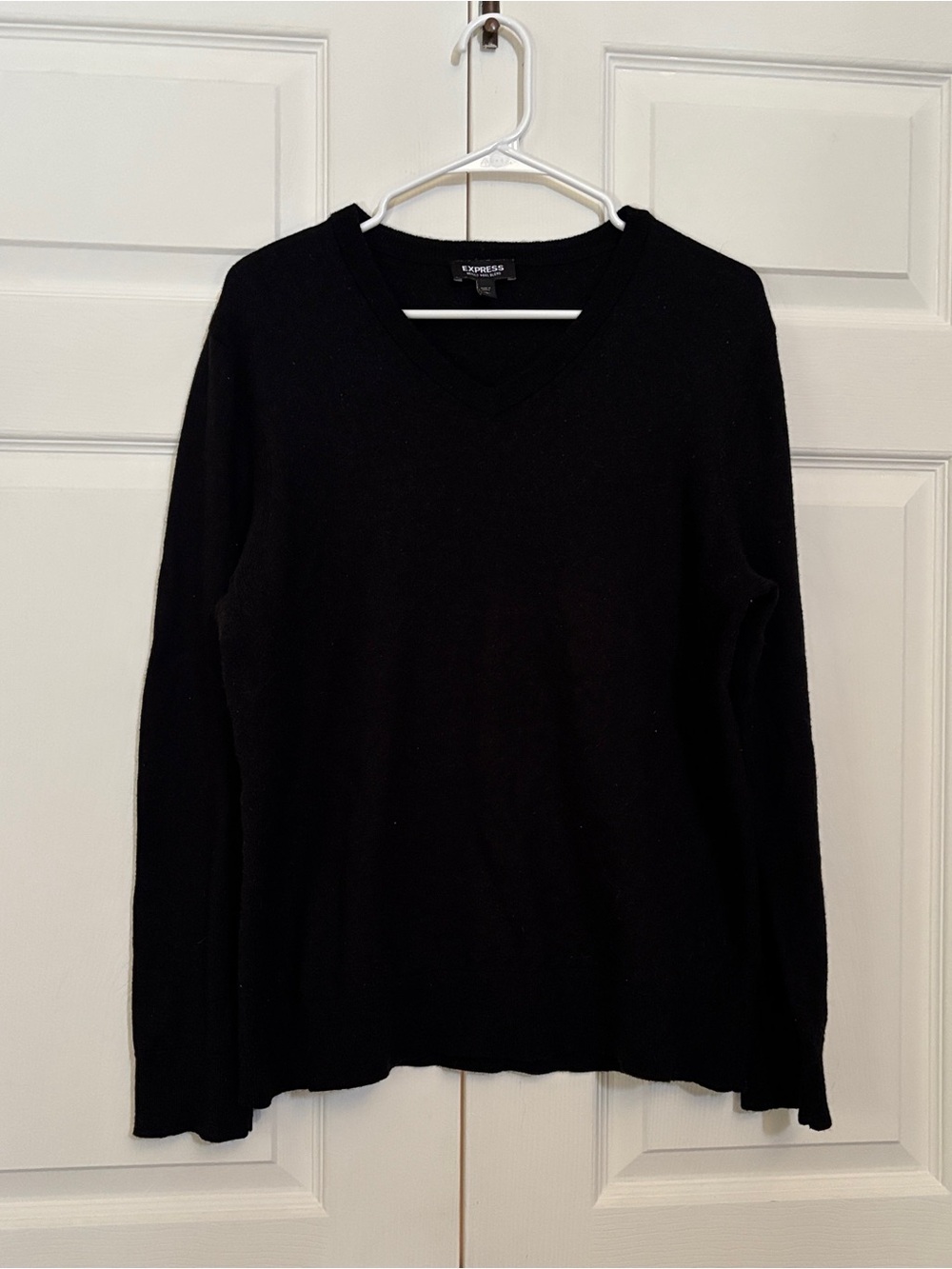Express Men’s L Black Merino Wool Blend V-Neck Sweater Long Sleeve Classic